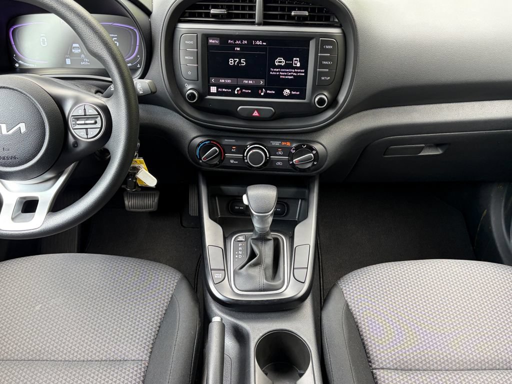Used 2025 Kia Soul LX w/ LX Technology Package FWD image 10