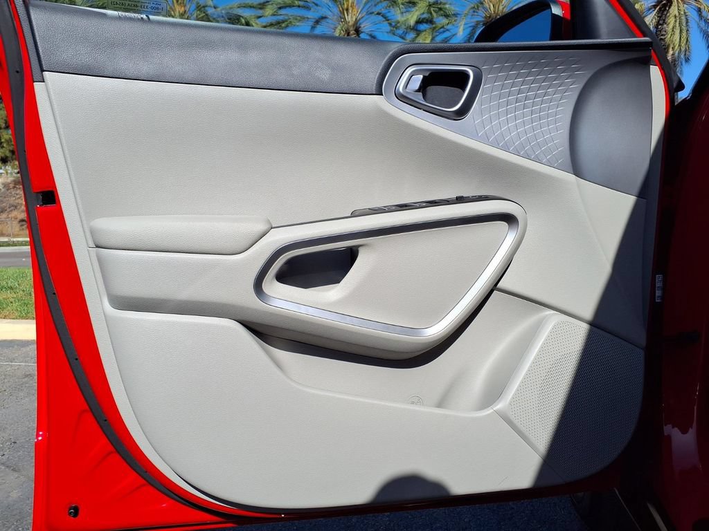 Certified 2025 Kia Soul LX w/ LX Technology Package FWD image 21