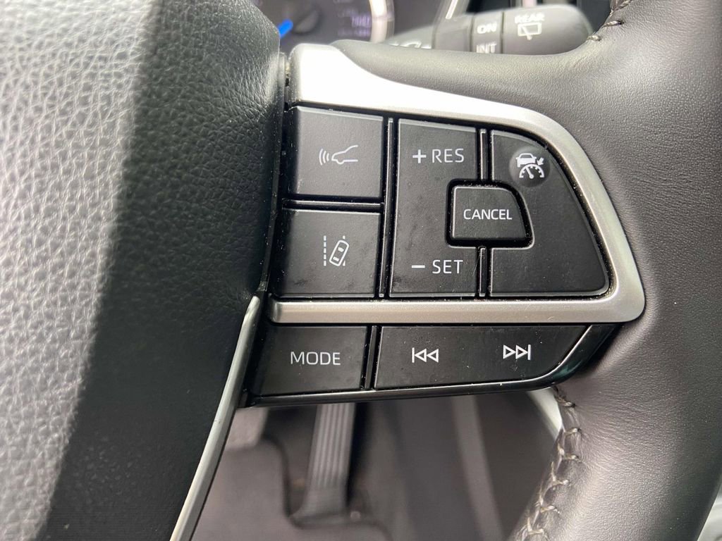 Used 2024 Toyota Highlander XLE image 35