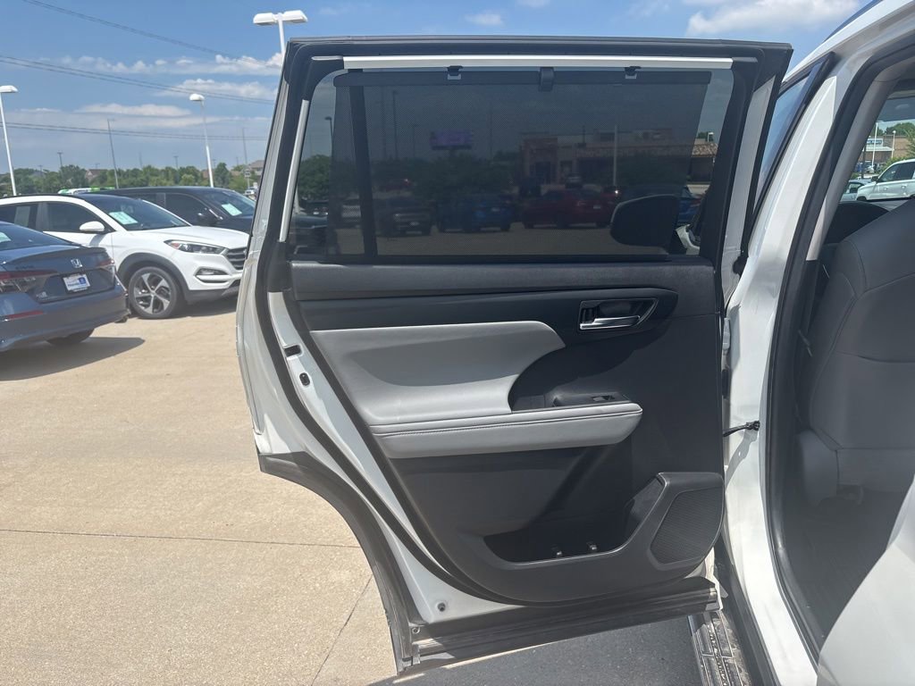 Used 2021 Toyota Highlander XLE w/ Protection Package #3 (TMS) AWD/4WD image 35