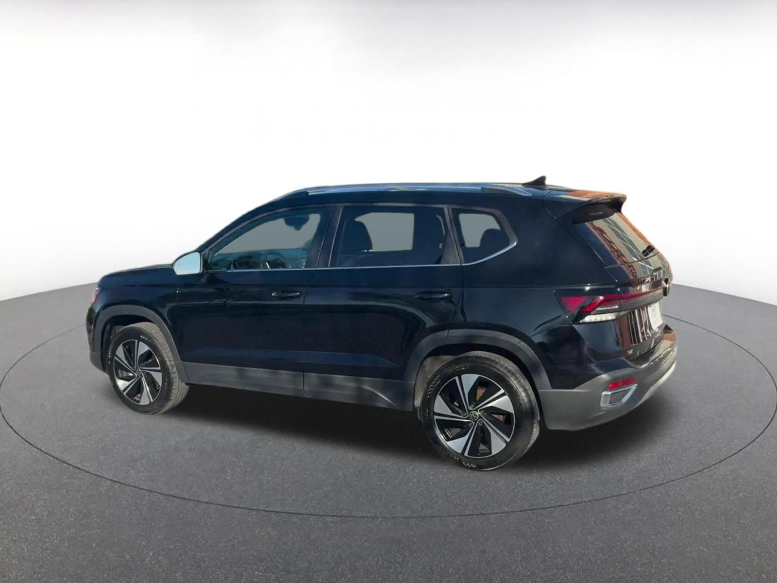 Used 2025 Volkswagen Taos SE AWD/4WD image 10
