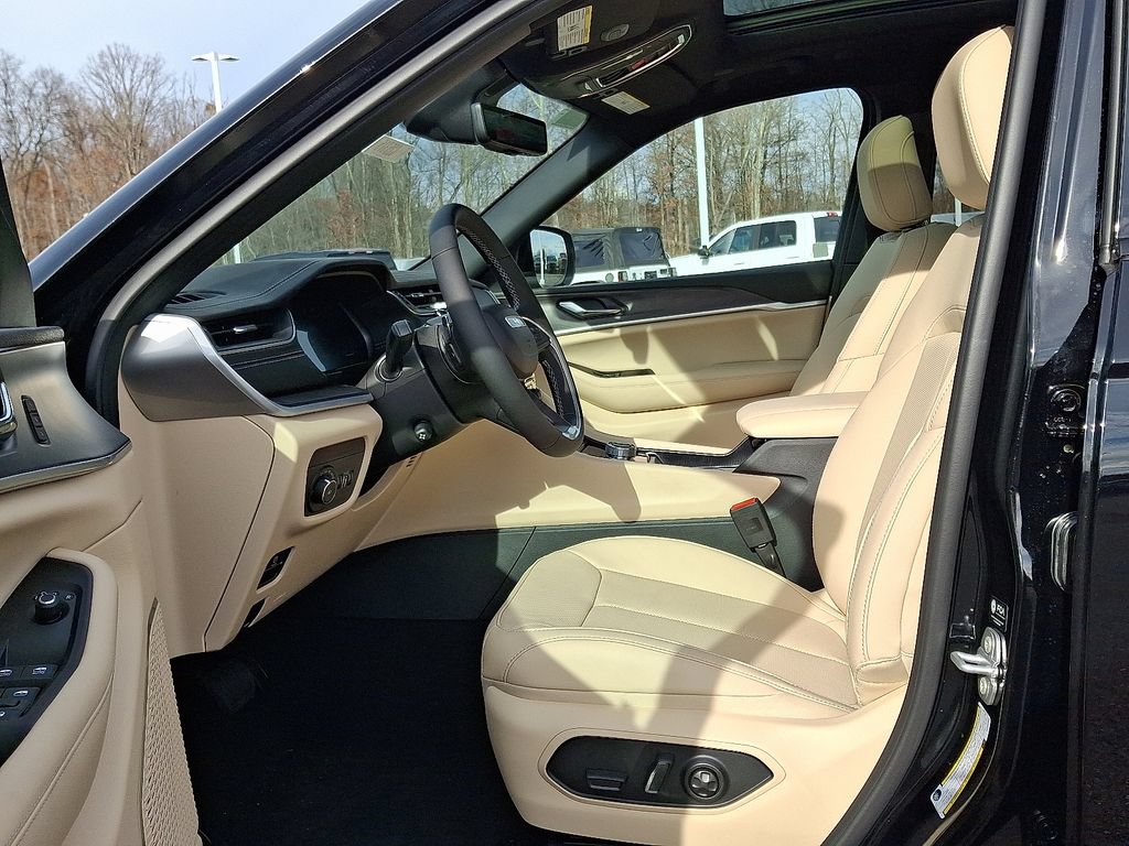 New 2025 Jeep Grand Cherokee Limited w/ Luxury Tech Group II AWD/4WD image 10