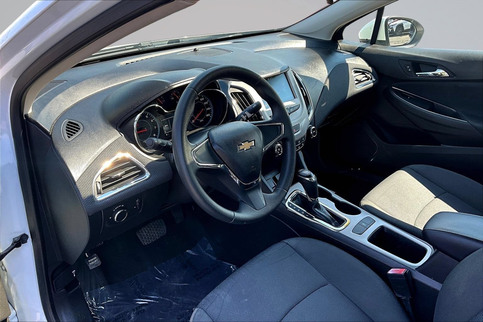 Used 2018 Chevrolet Cruze LS FWD image 17