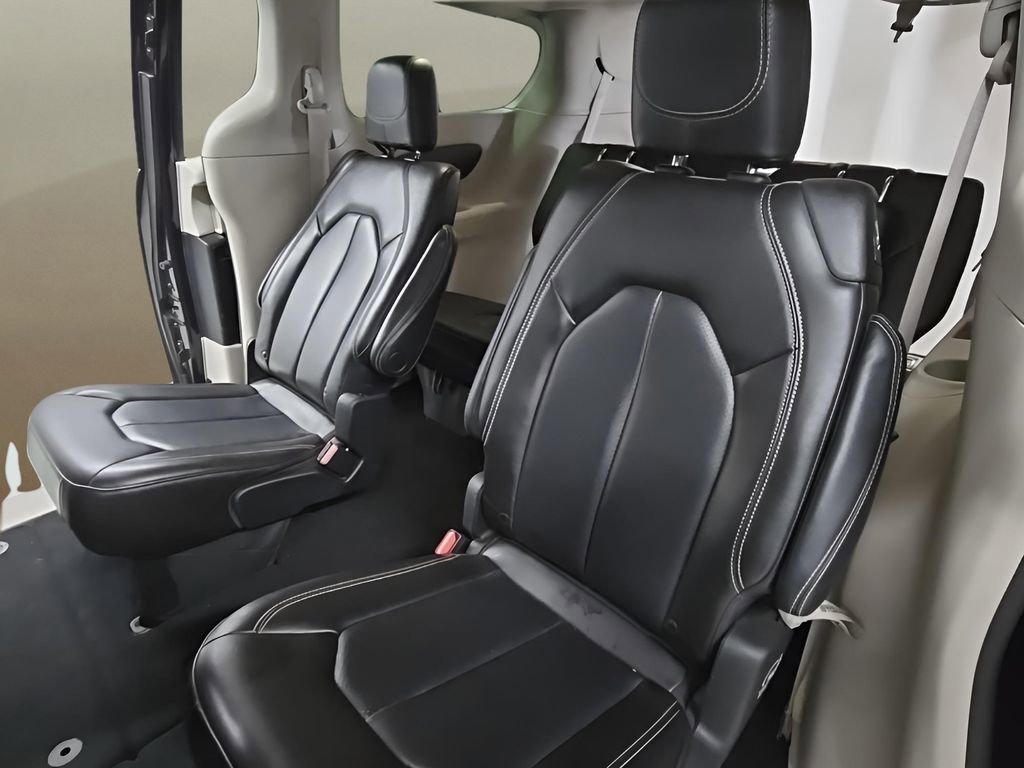 Used 2023 Chrysler Pacifica Touring-L image 15