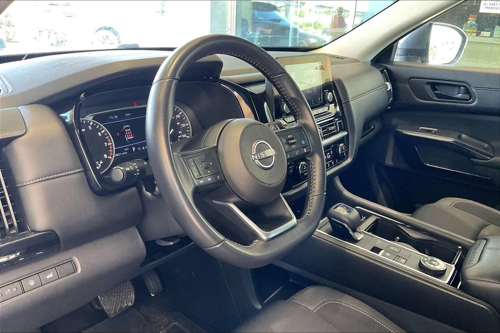 Used 2025 Nissan Pathfinder SV AWD/4WD image 14