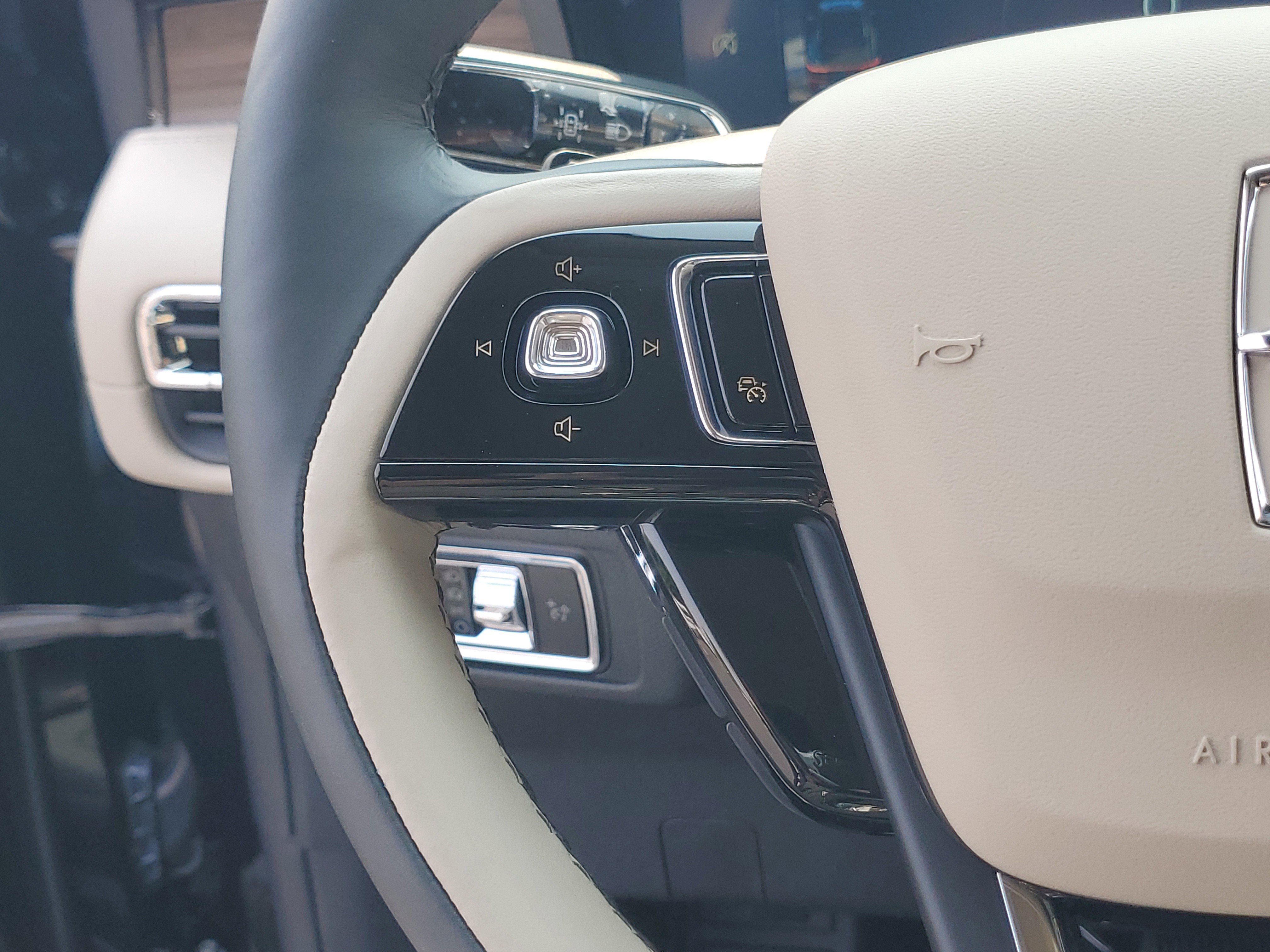 New 2025 Lincoln Corsair Reserve image 17