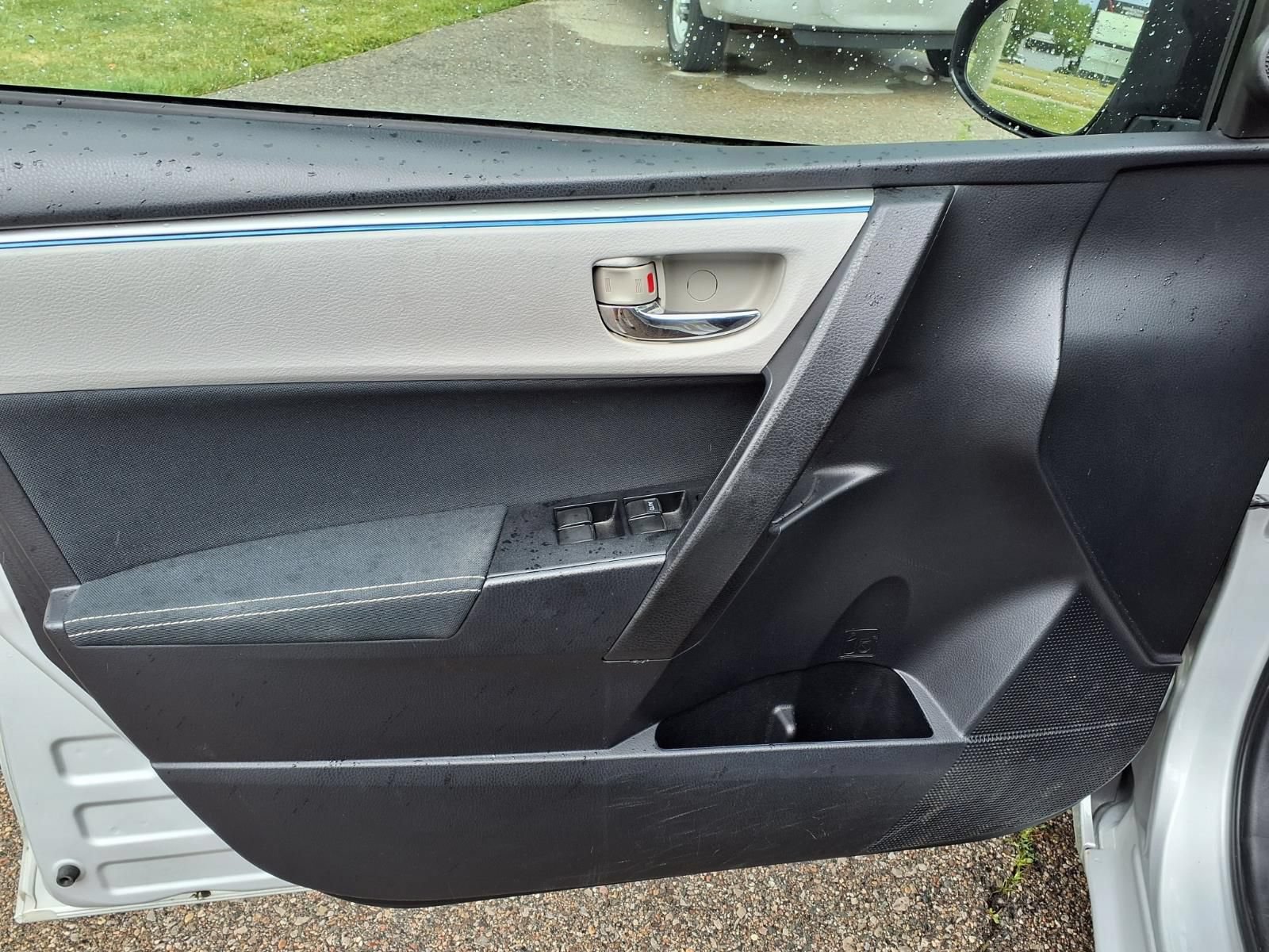 Used 2015 Toyota Corolla LE FWD image 14