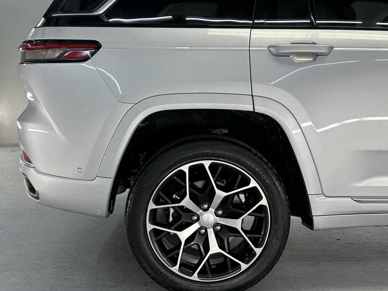 Used 2023 Jeep Grand Cherokee Summit AWD/4WD image 10