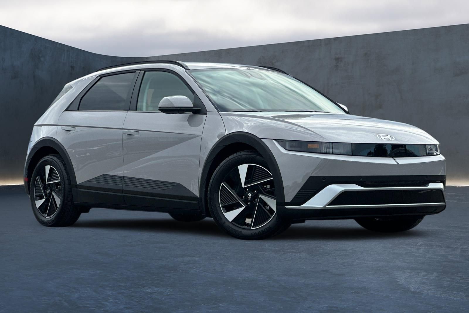 Used 2025 Hyundai Ioniq 5 SEL image 2