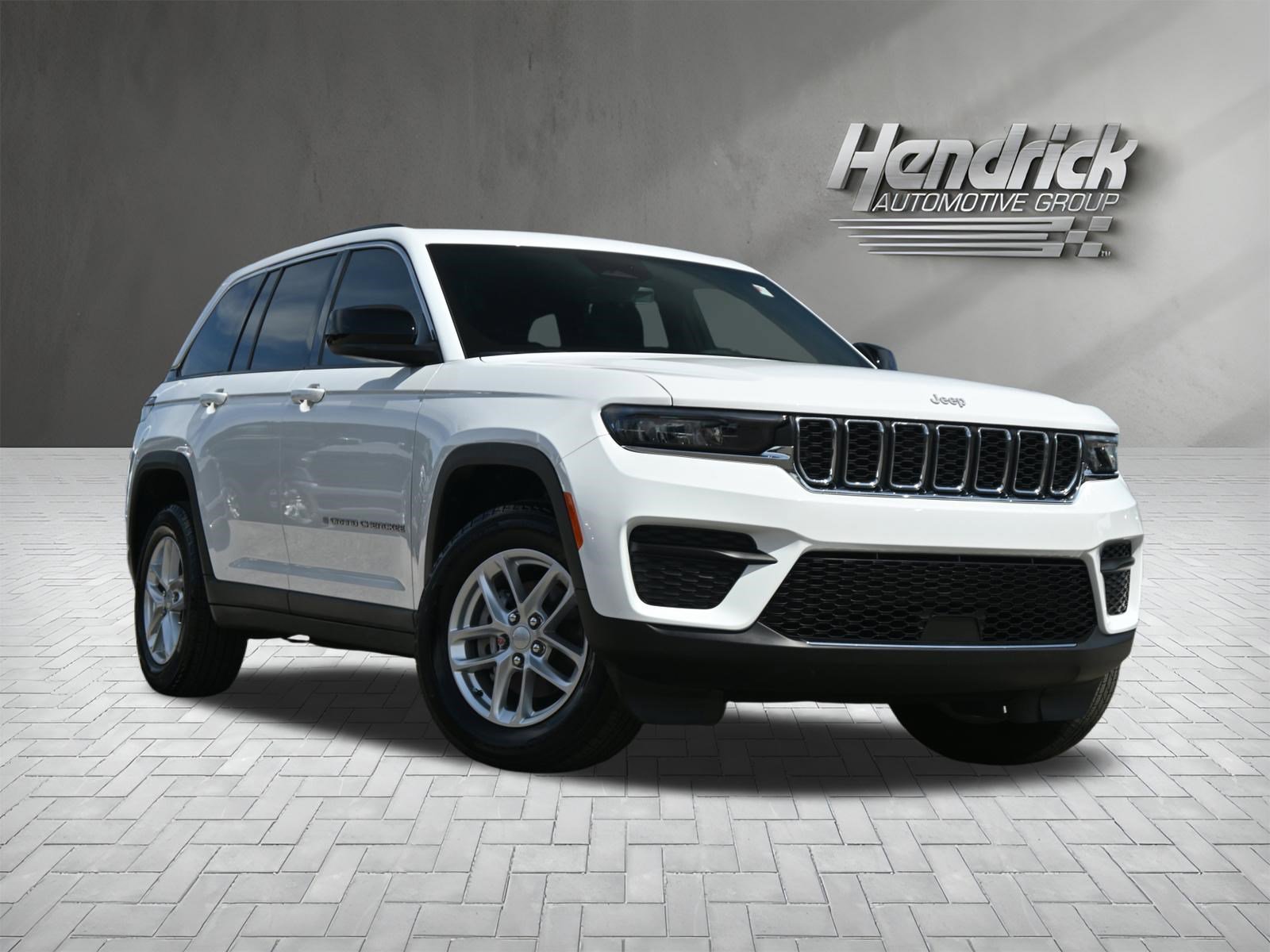 Used 2025 Jeep Grand Cherokee Laredo X image 2
