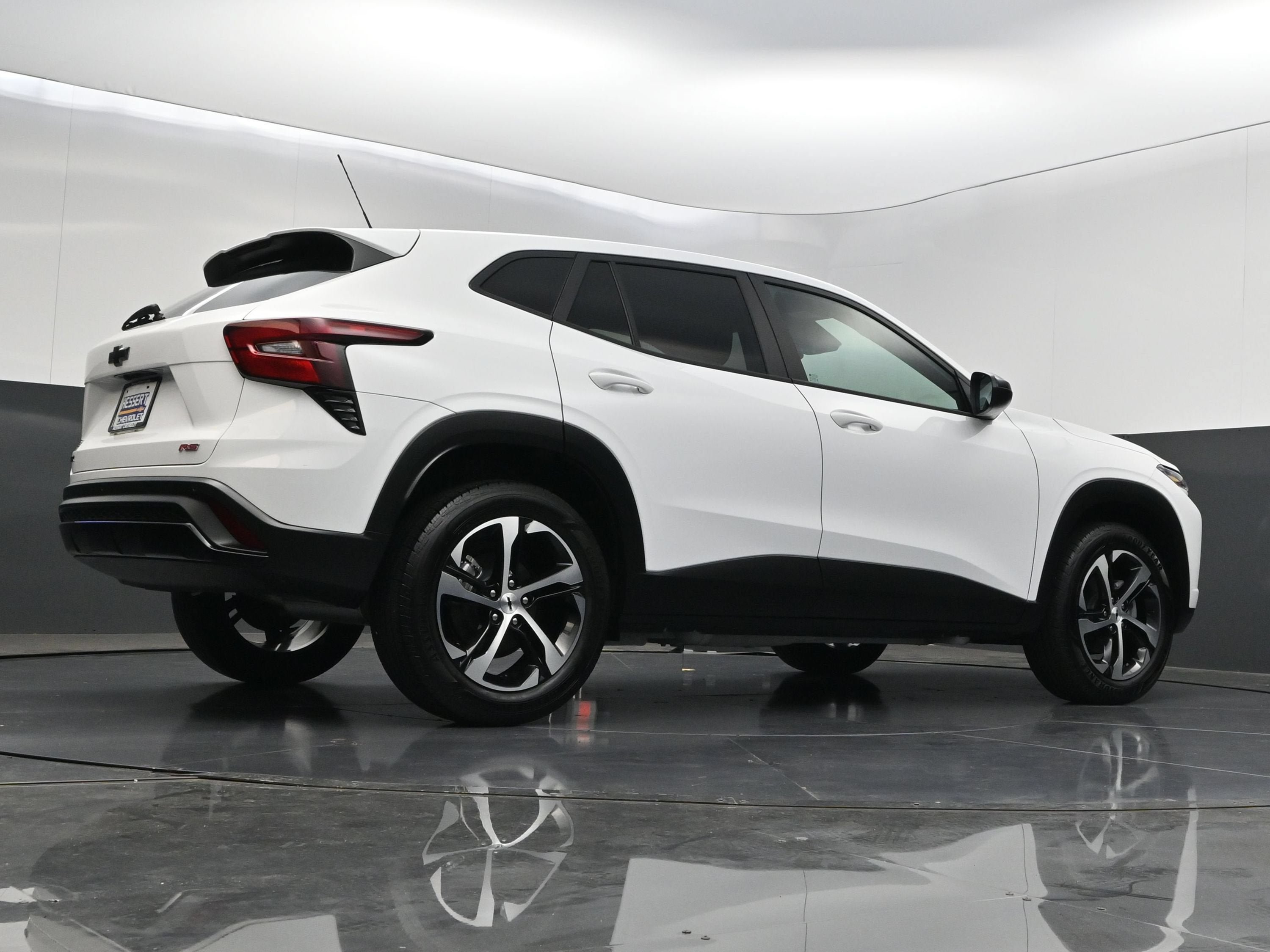Used 2025 Chevrolet Trax RS w/ Sunroof Package FWD image 40
