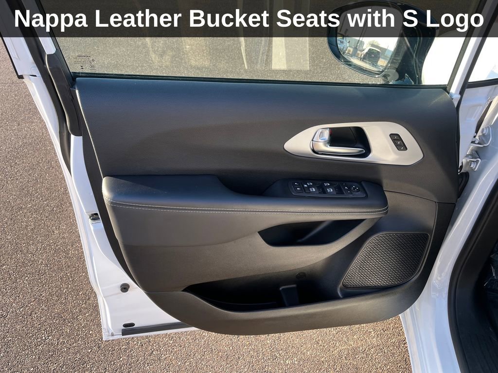 Used 2025 Chrysler Pacifica Limited image 20