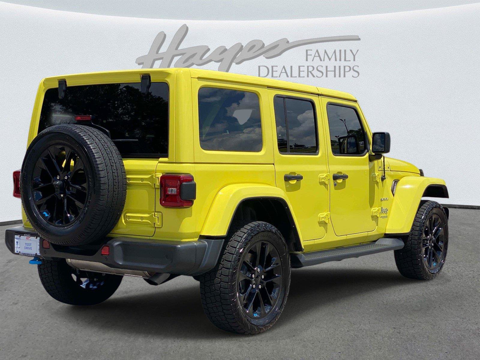 Used 2022 Jeep Wrangler Unlimited Sahara w/ Cold Weather Group AWD/4WD image 3