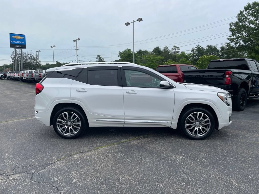 Used 2024 GMC Terrain Denali w/ Denali Premium Package AWD/4WD image 9