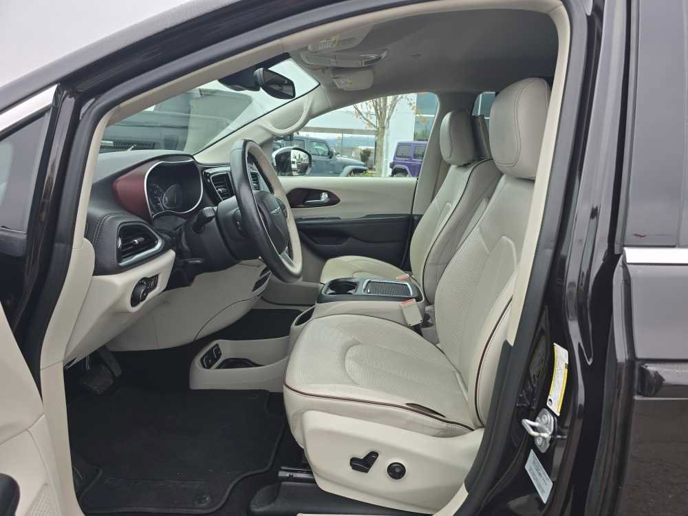 Used 2017 Chrysler Pacifica Limited w/ UConnect Theater Package image 9