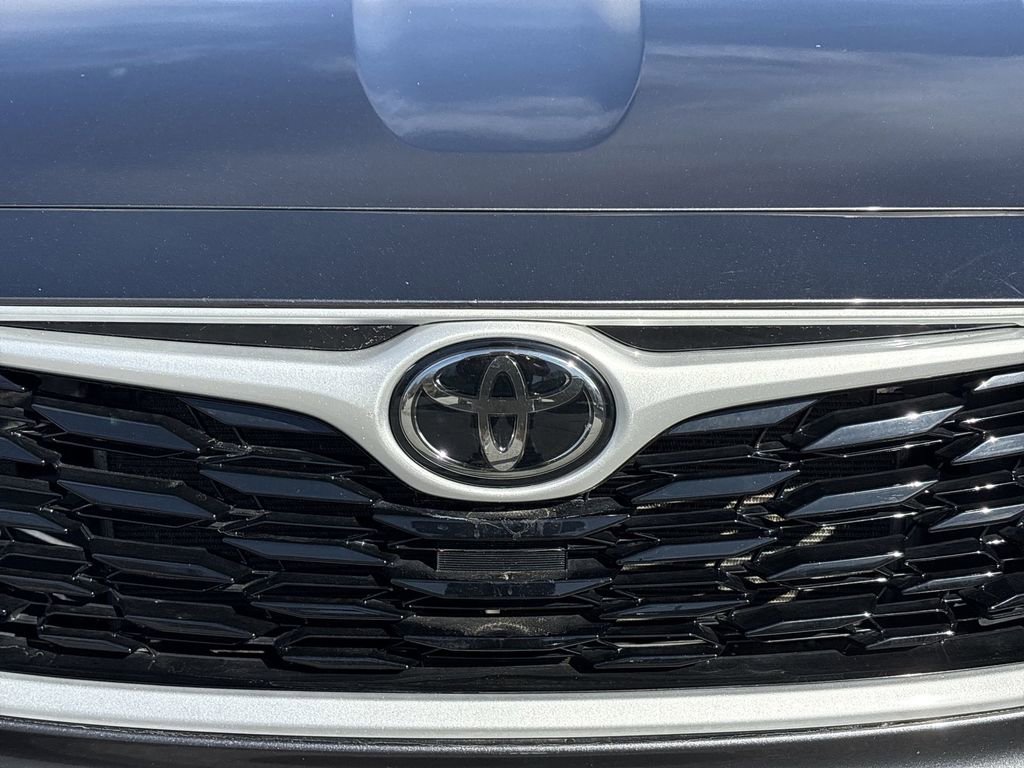 Used 2023 Toyota Highlander LE image 32