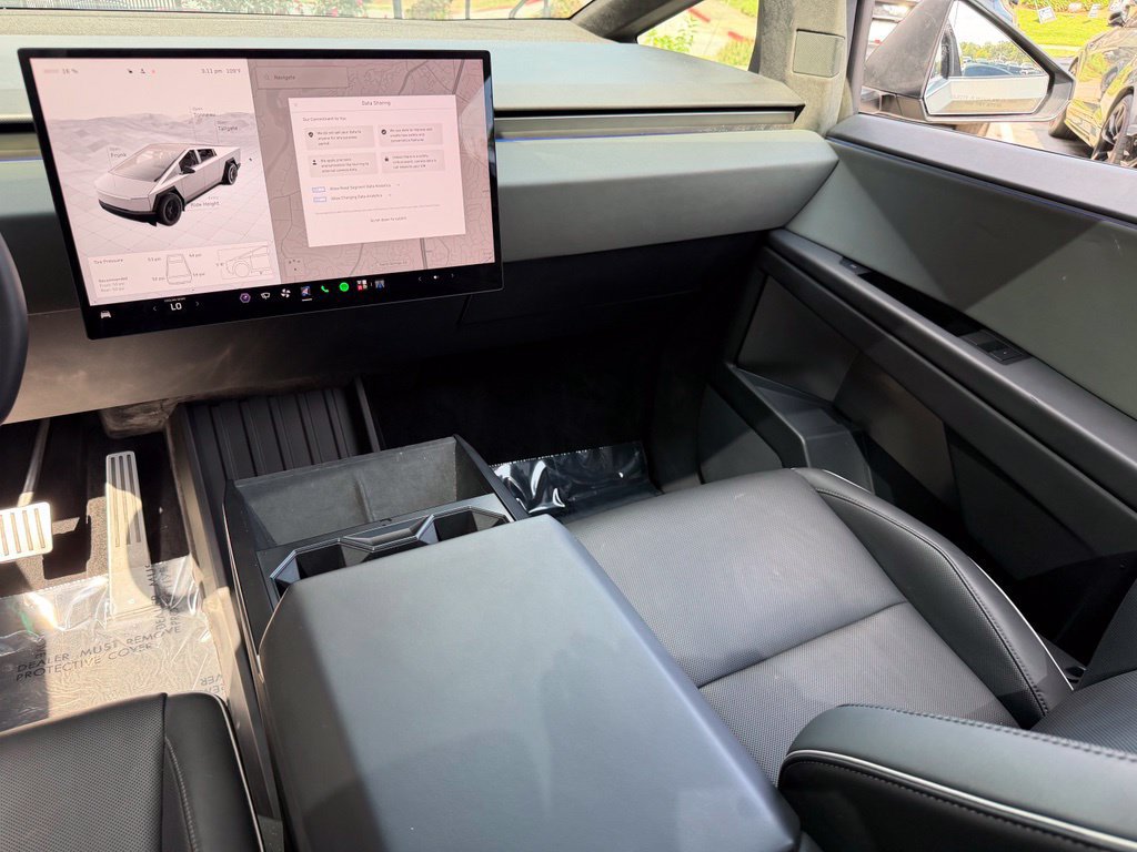 Used 2025 Tesla Cybertruck AWD Crew Cab image 41