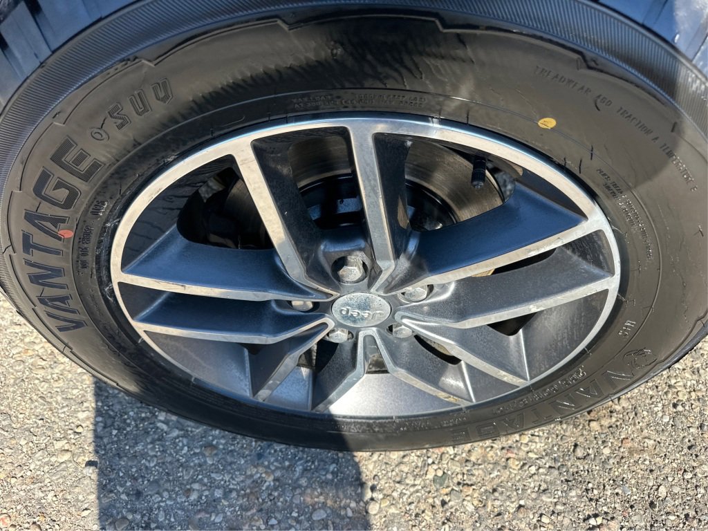 Used 2017 Jeep Grand Cherokee Limited AWD/4WD image 19