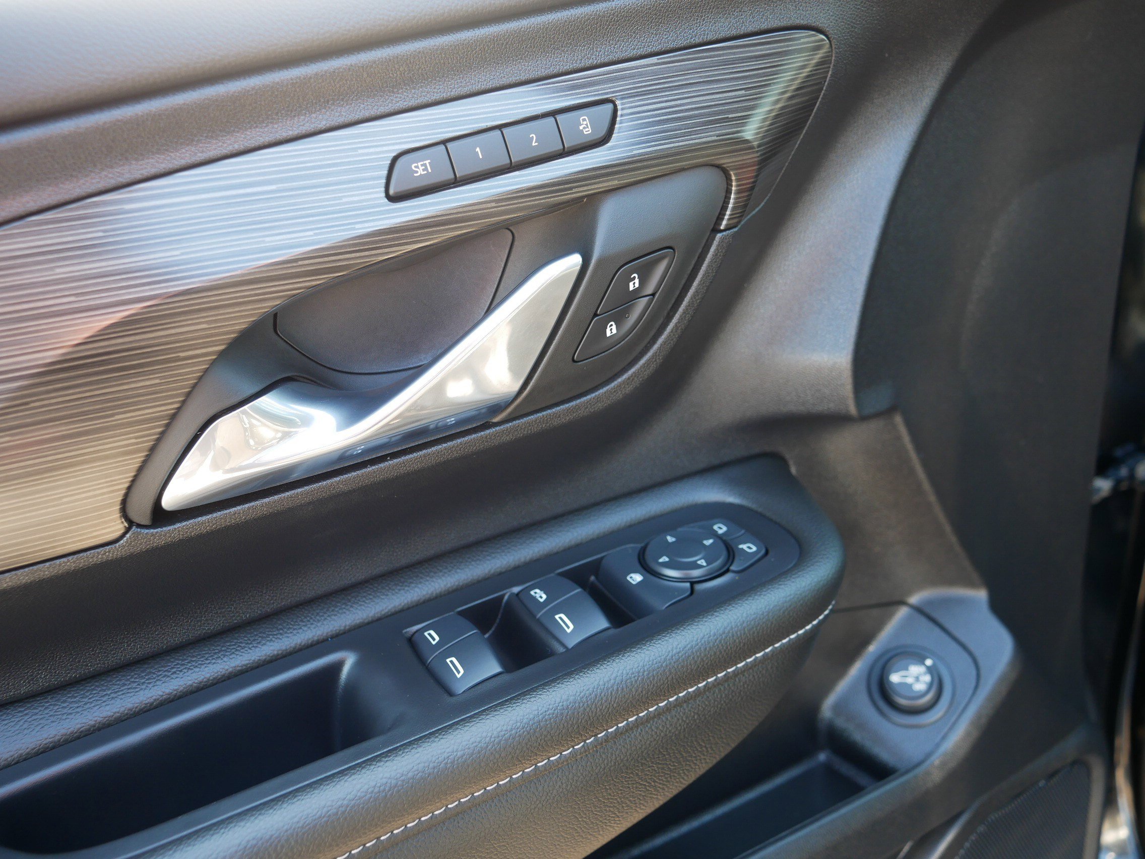 Used 2024 GMC Terrain SLT w/ Infotainment Package II image 19