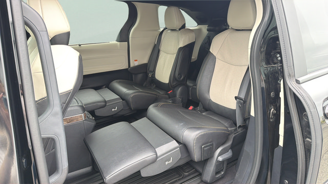 Used 2025 Toyota Sienna Platinum AWD/4WD image 31