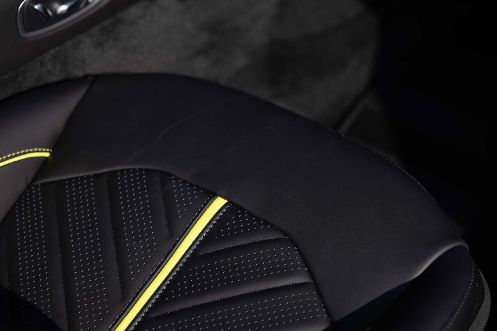 New 2026 Aston Martin V8 Vantage S RWD image 25