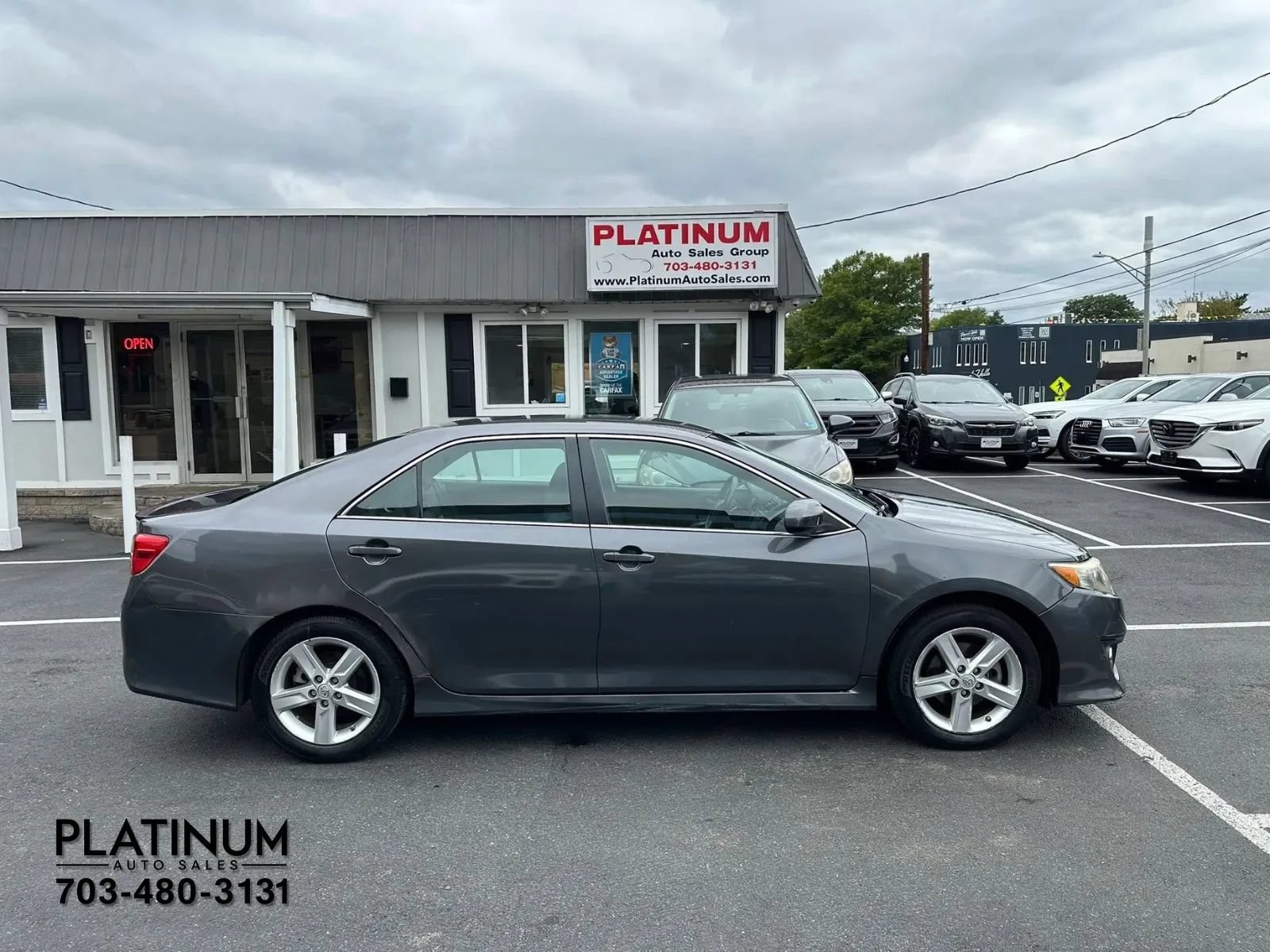 Used 2014 Toyota Camry SE FWD image 2