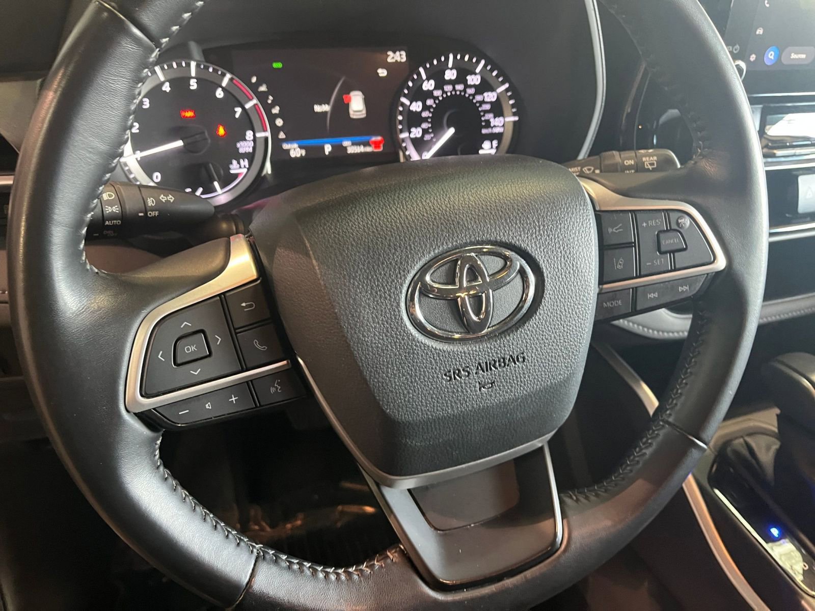 Used 2025 Toyota Highlander LE FWD image 28