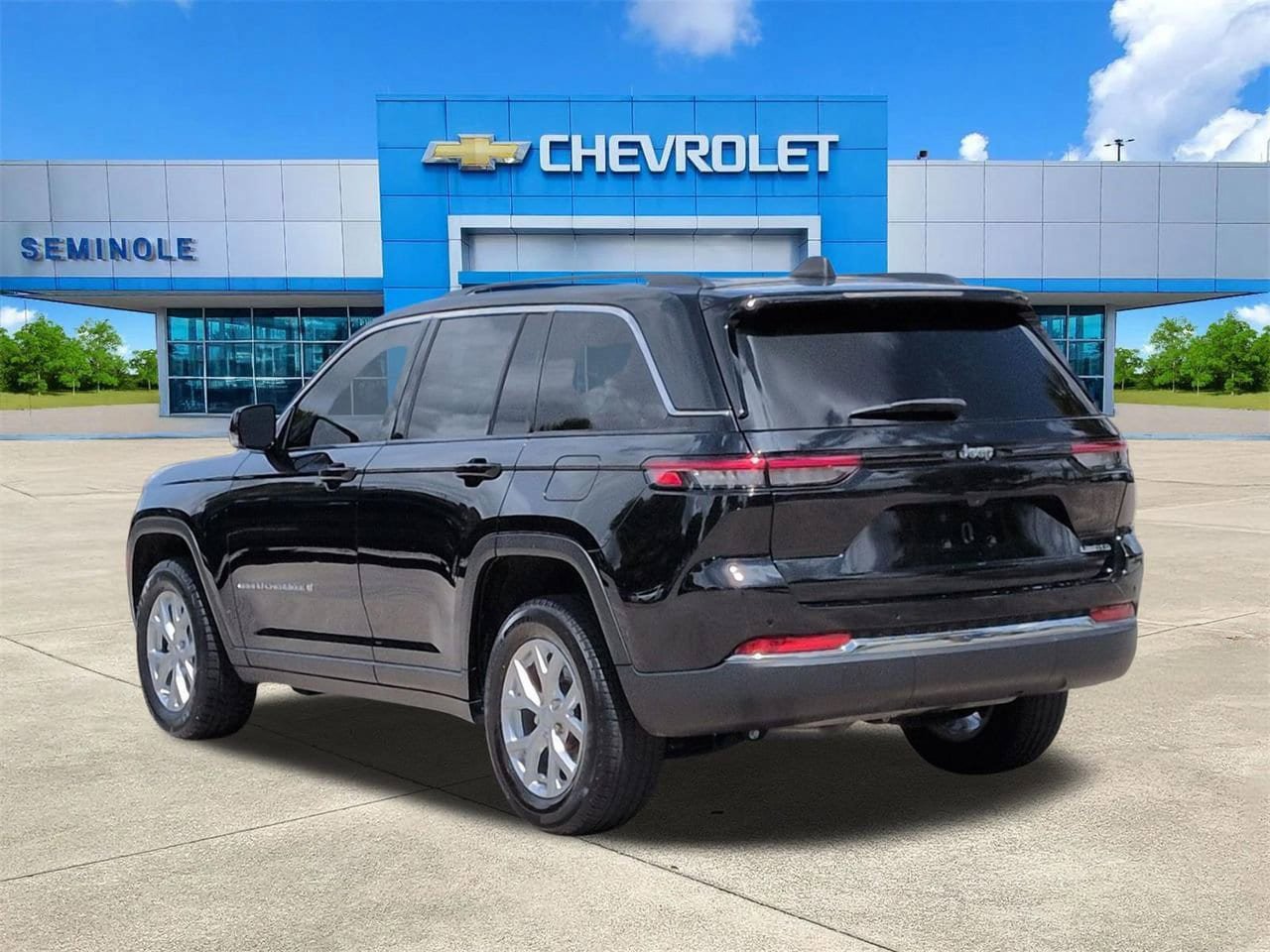 Used 2024 Jeep Grand Cherokee Limited RWD image 3