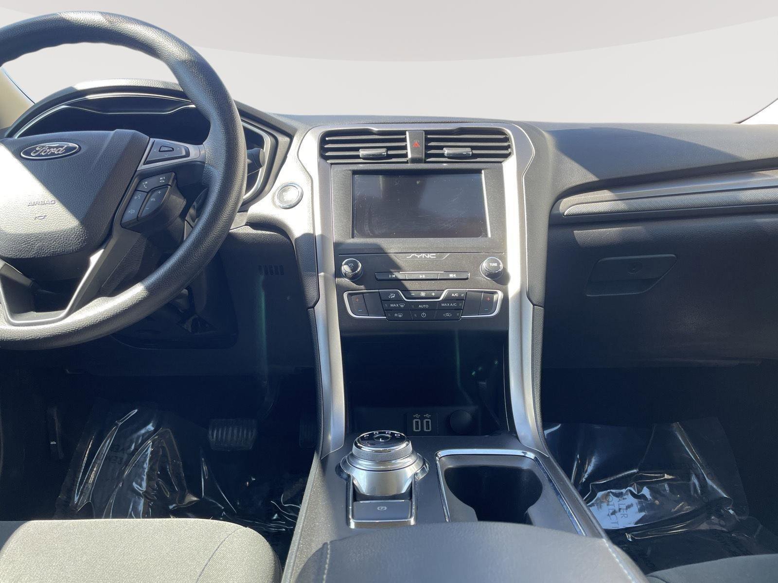 Used 2020 Ford Fusion SE image 26