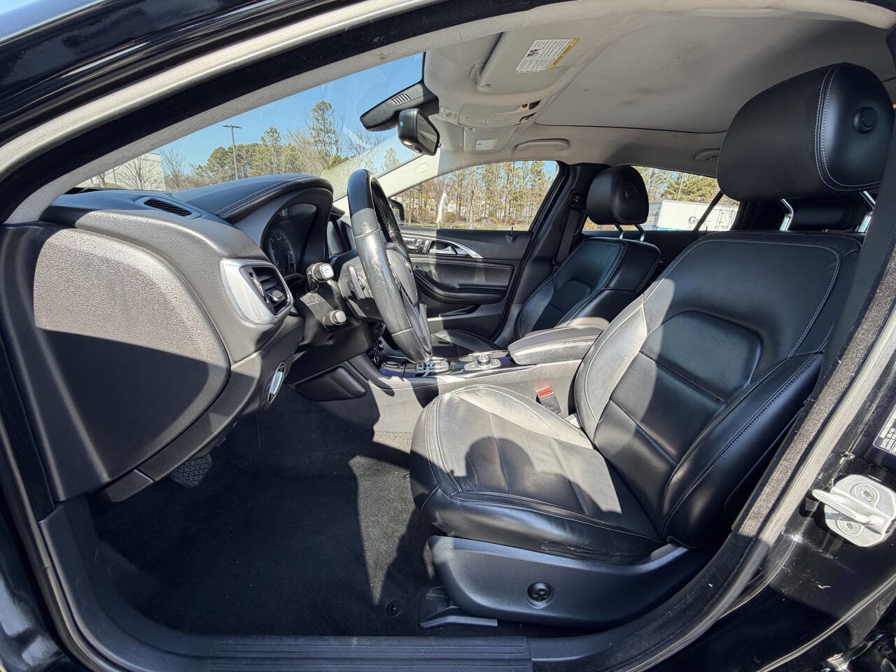 Used 2017 INFINITI QX30 Premium image 12