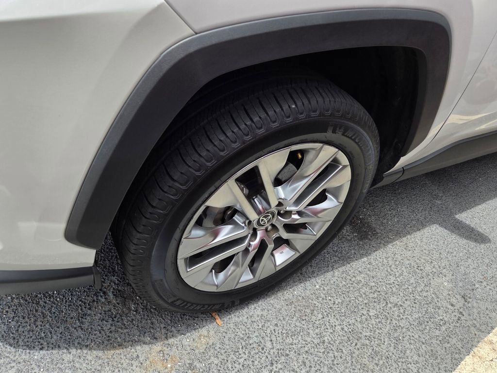 Used 2021 Toyota RAV4 XLE Premium FWD image 4