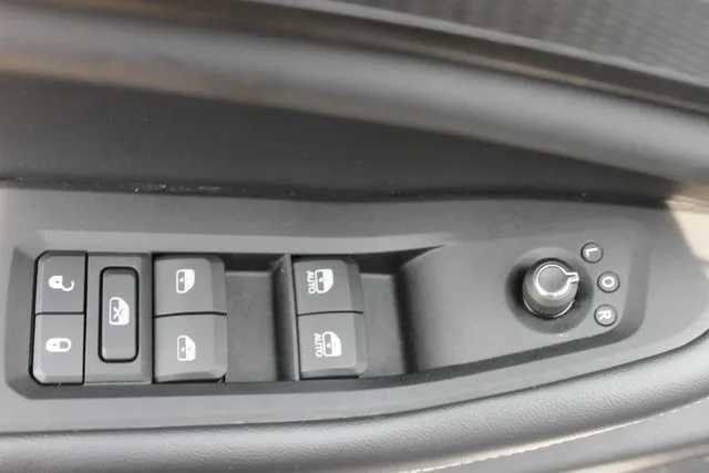 Used 2023 Jeep Grand Cherokee Laredo image 10