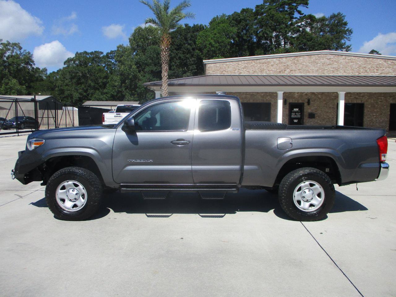 Used 2017 Toyota Tacoma SR5 AWD/4WD image 1
