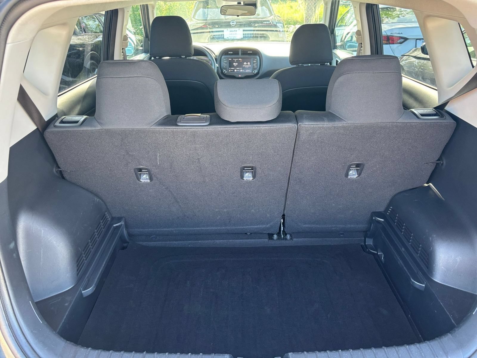 Used 2025 Kia Soul LX w/ LX Technology Package FWD image 28