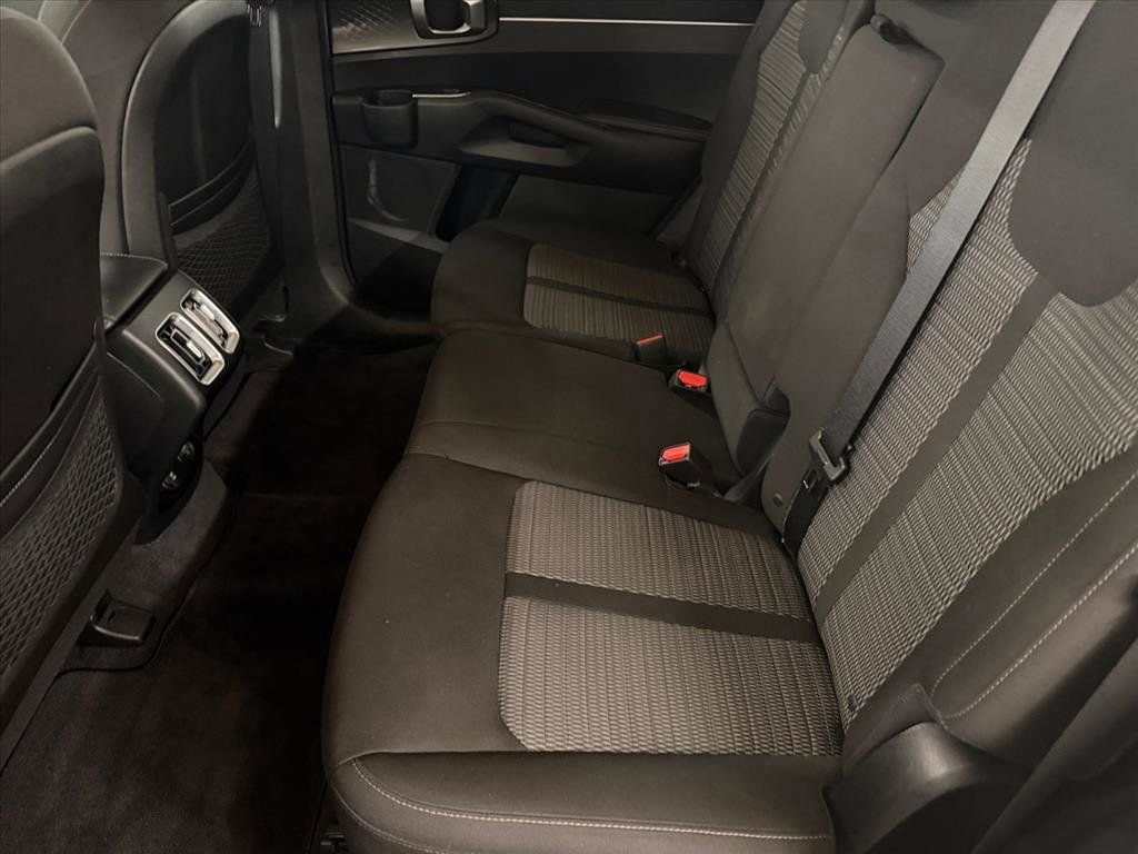 Used 2023 Kia Sorento LX image 17