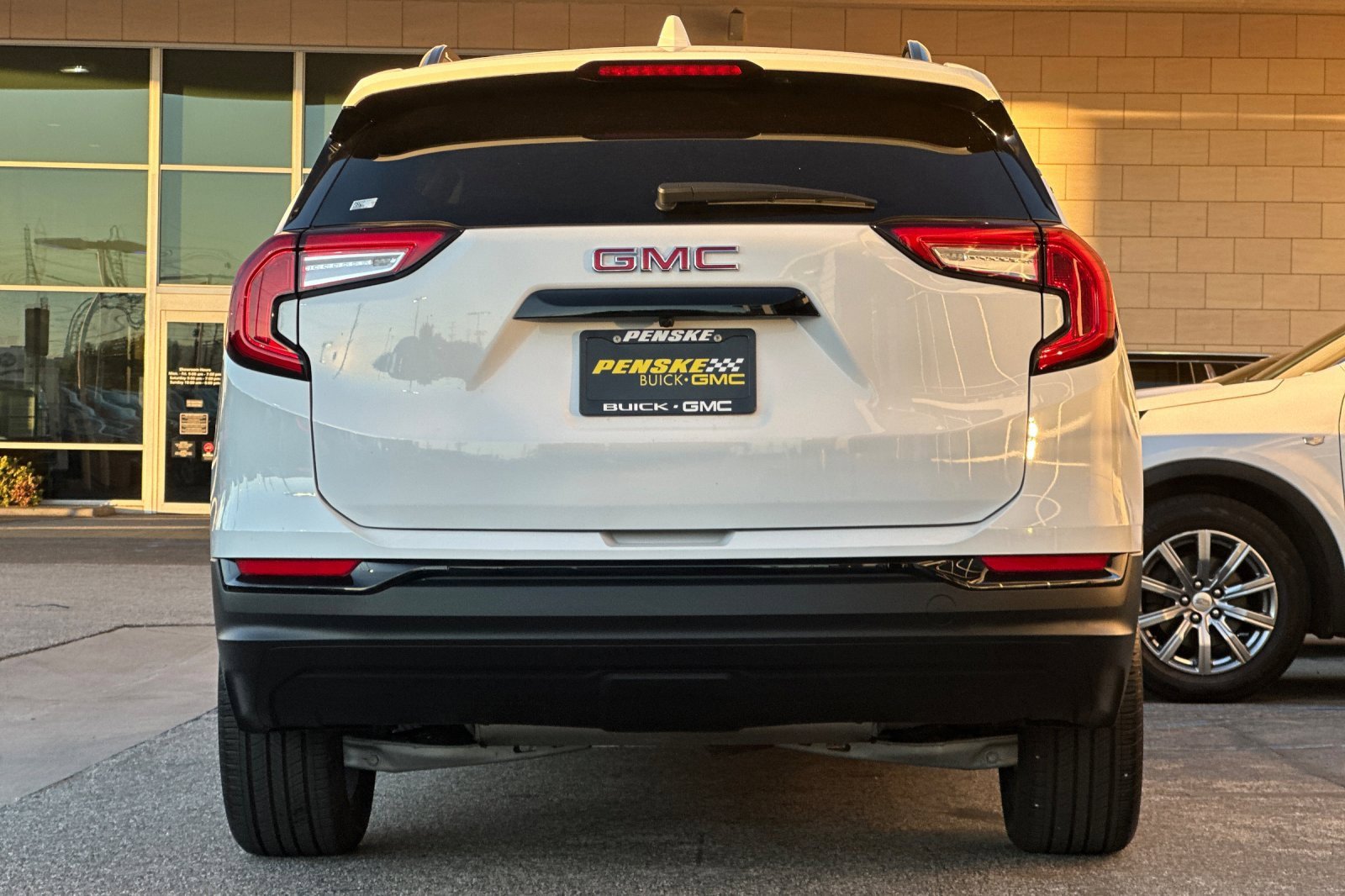 Used 2024 GMC Terrain SLE w/ Elevation Edition image 5