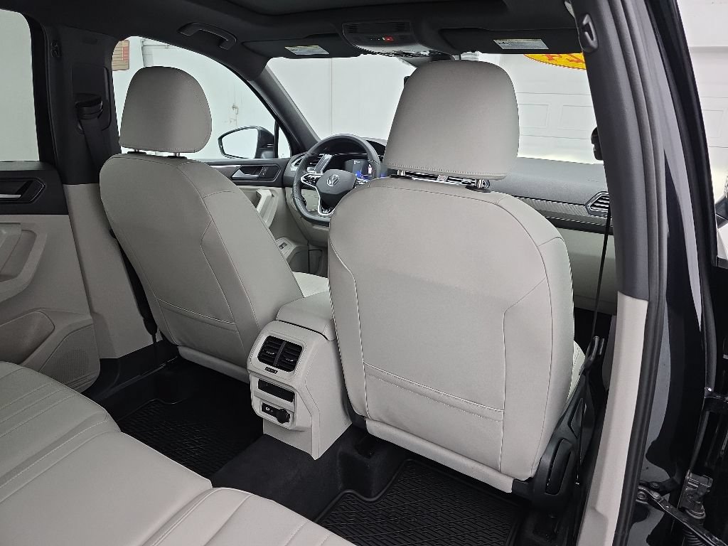 Used 2024 Volkswagen Tiguan SE R-Line AWD/4WD image 47