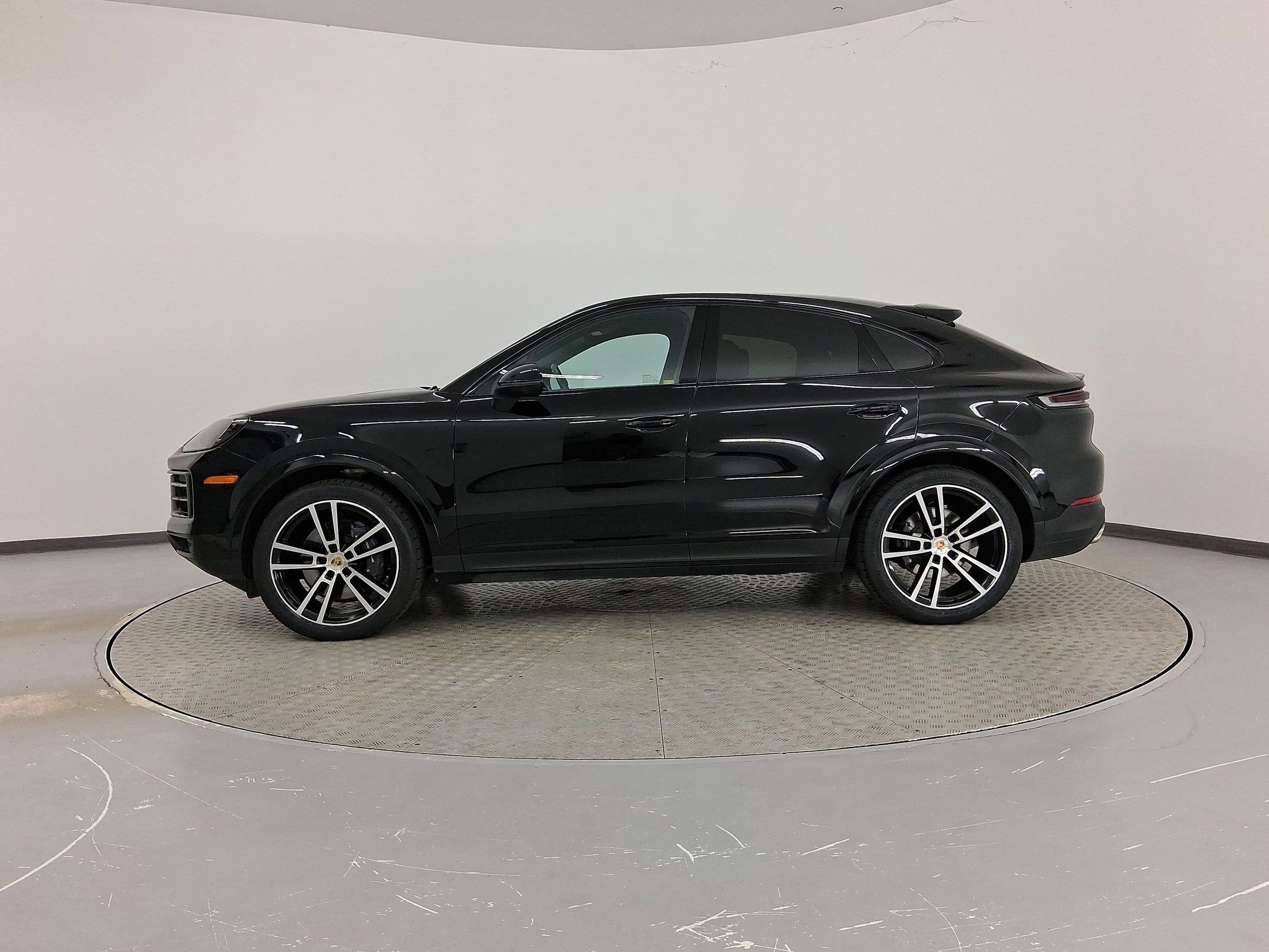 Certified 2024 Porsche Cayenne Coupe image 2