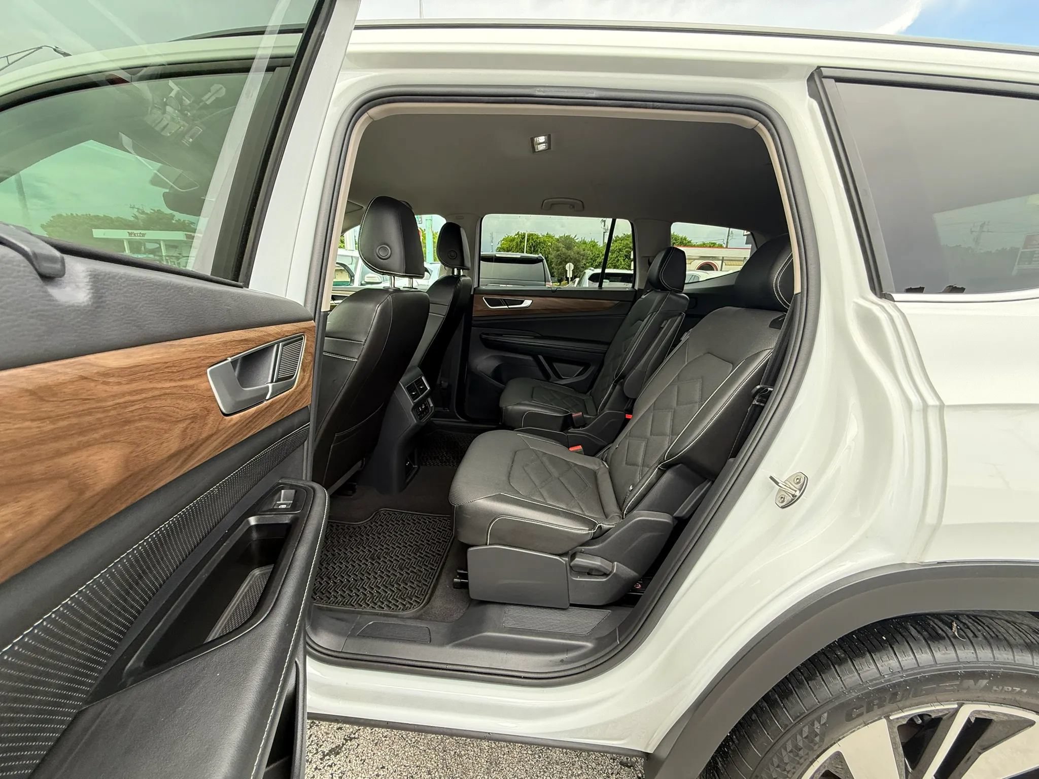 Used 2024 Volkswagen Atlas SE FWD image 17
