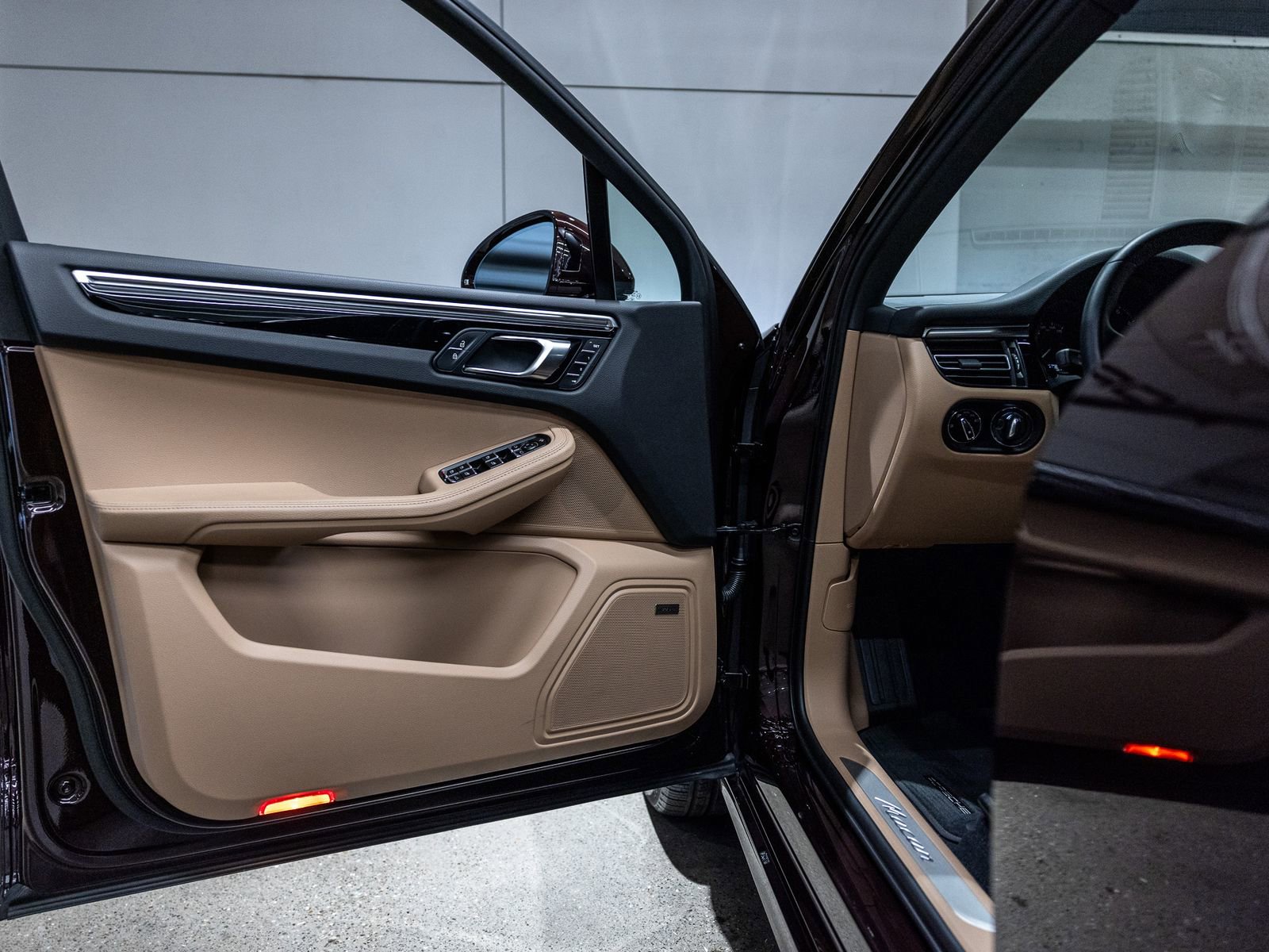 Certified 2024 Porsche Macan AWD/4WD image 38