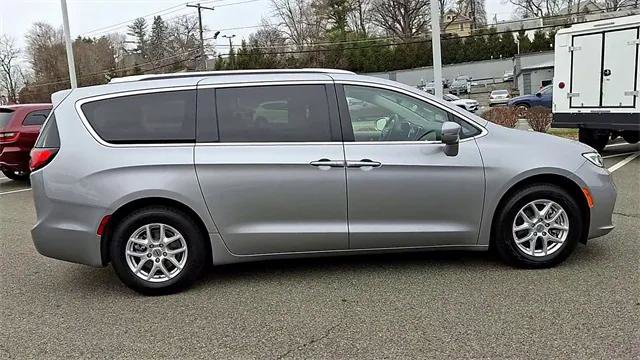 Certified 2021 Chrysler Pacifica Touring-L image 9
