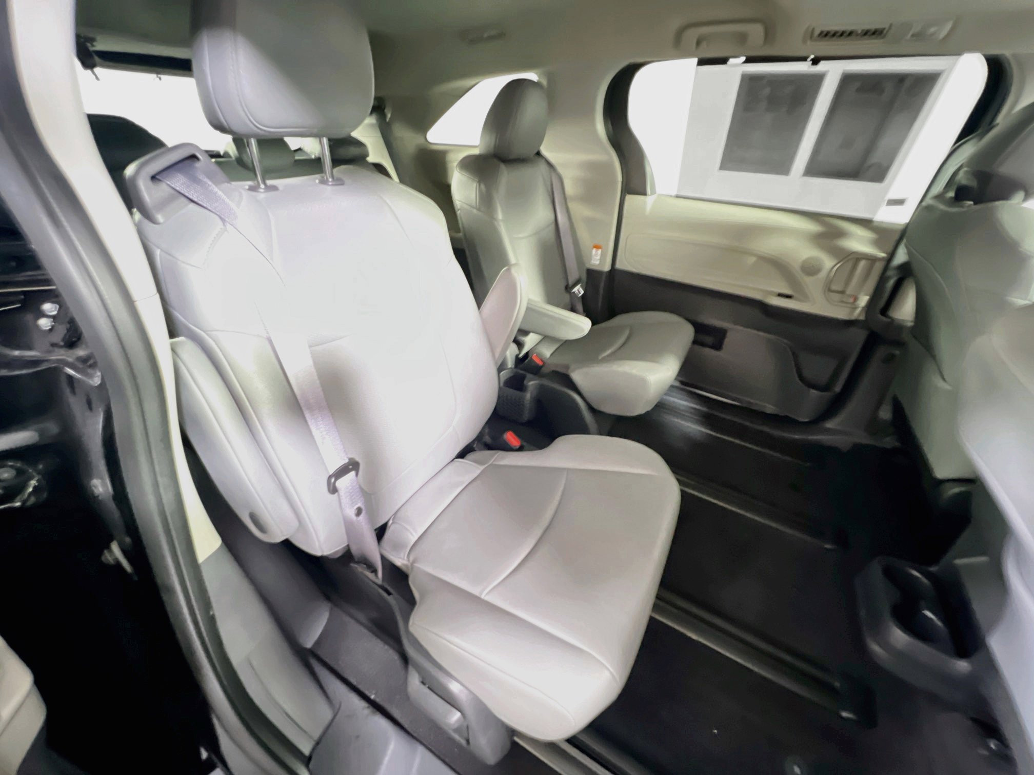 Used 2023 Toyota Sienna XLE FWD image 27