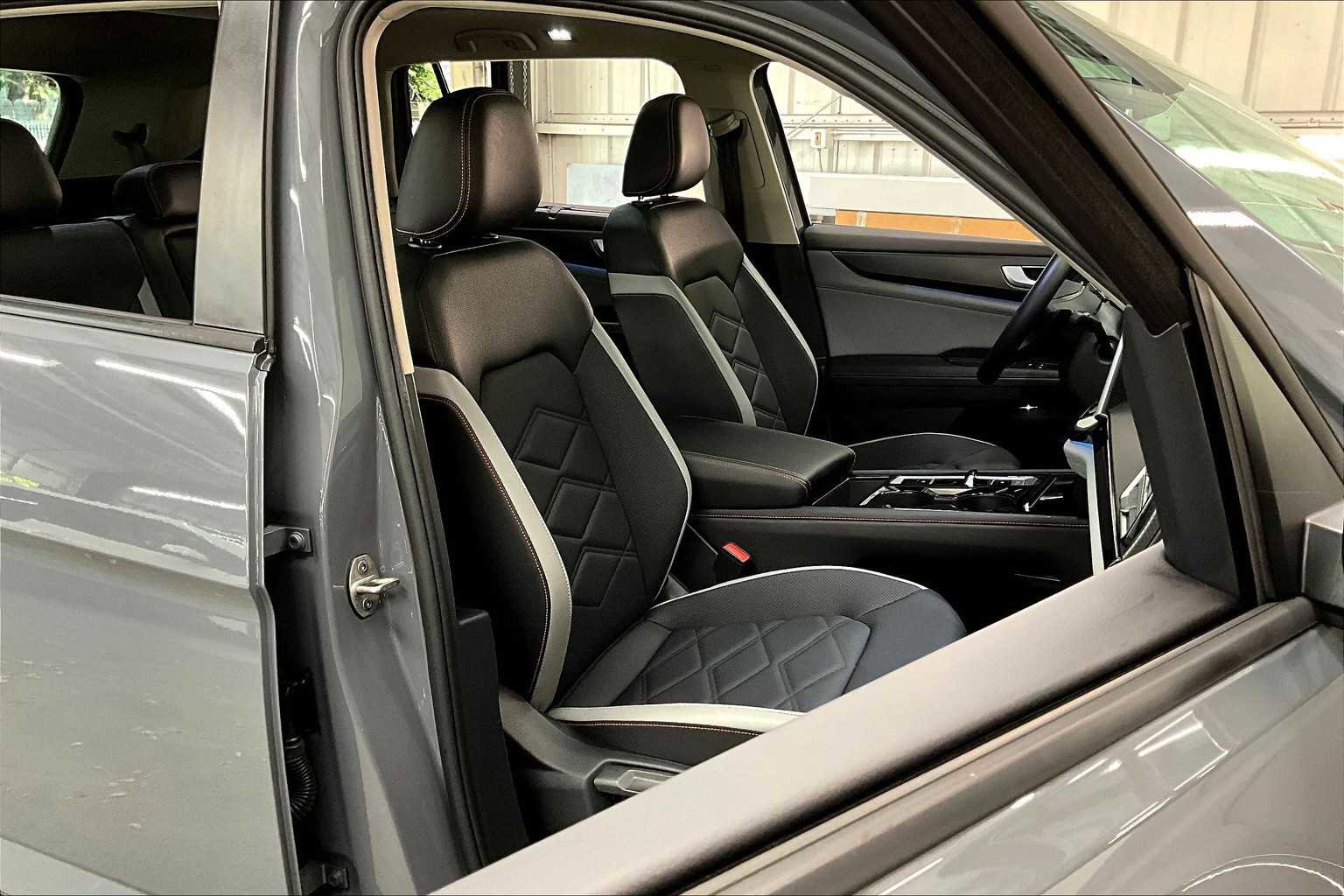 Used 2025 Volkswagen Atlas Peak Edition SE image 10