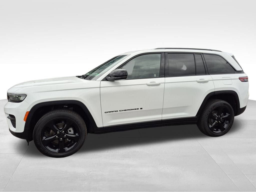 Used 2025 Jeep Grand Cherokee Altitude image 12