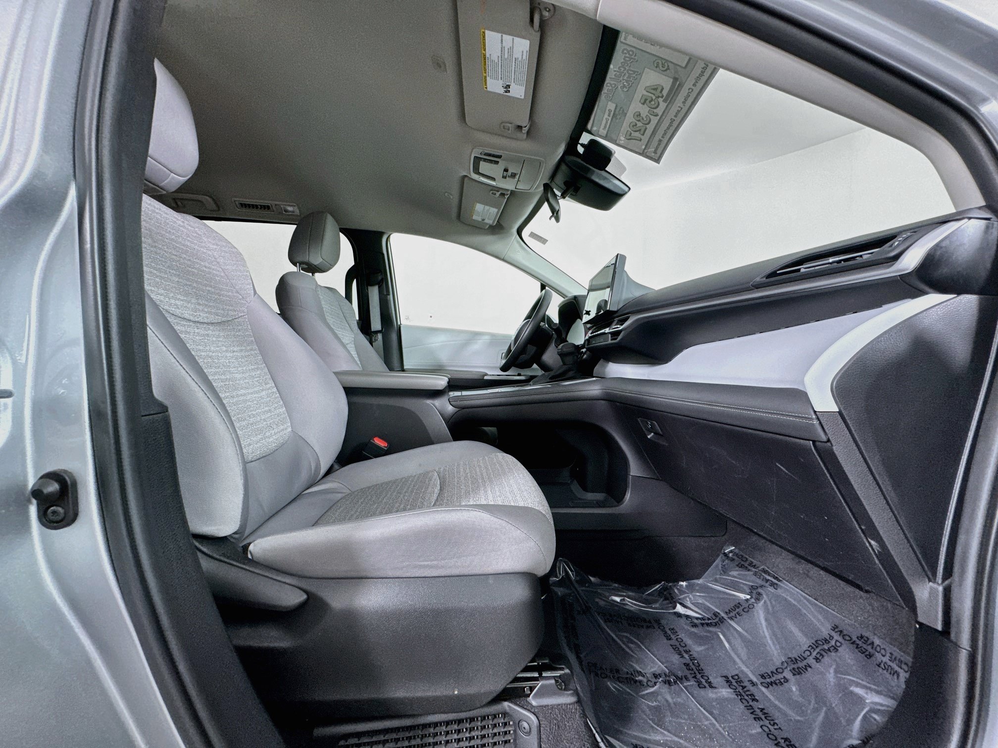 Certified 2025 Toyota Sienna LE FWD image 28