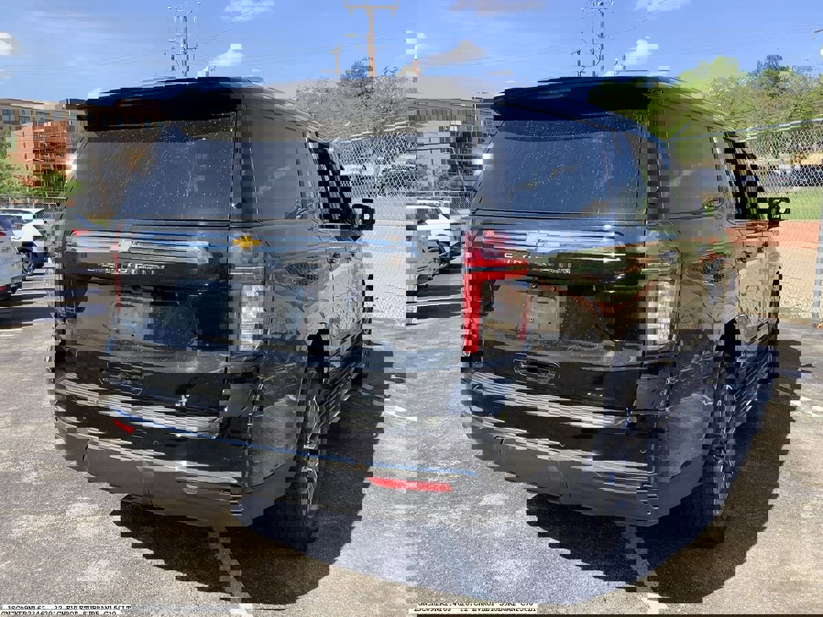 Used 2022 Chevrolet Suburban LT w/ Luxury Package image 4