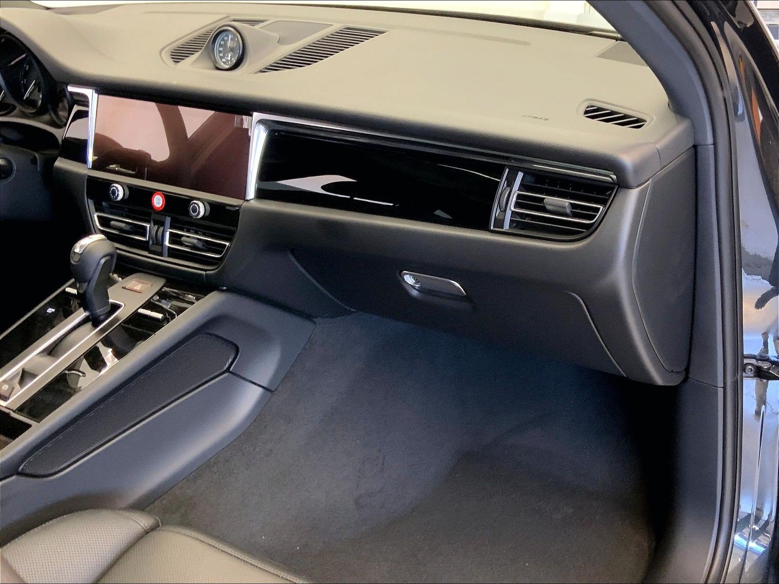 Certified 2026 Porsche Macan AWD/4WD image 21