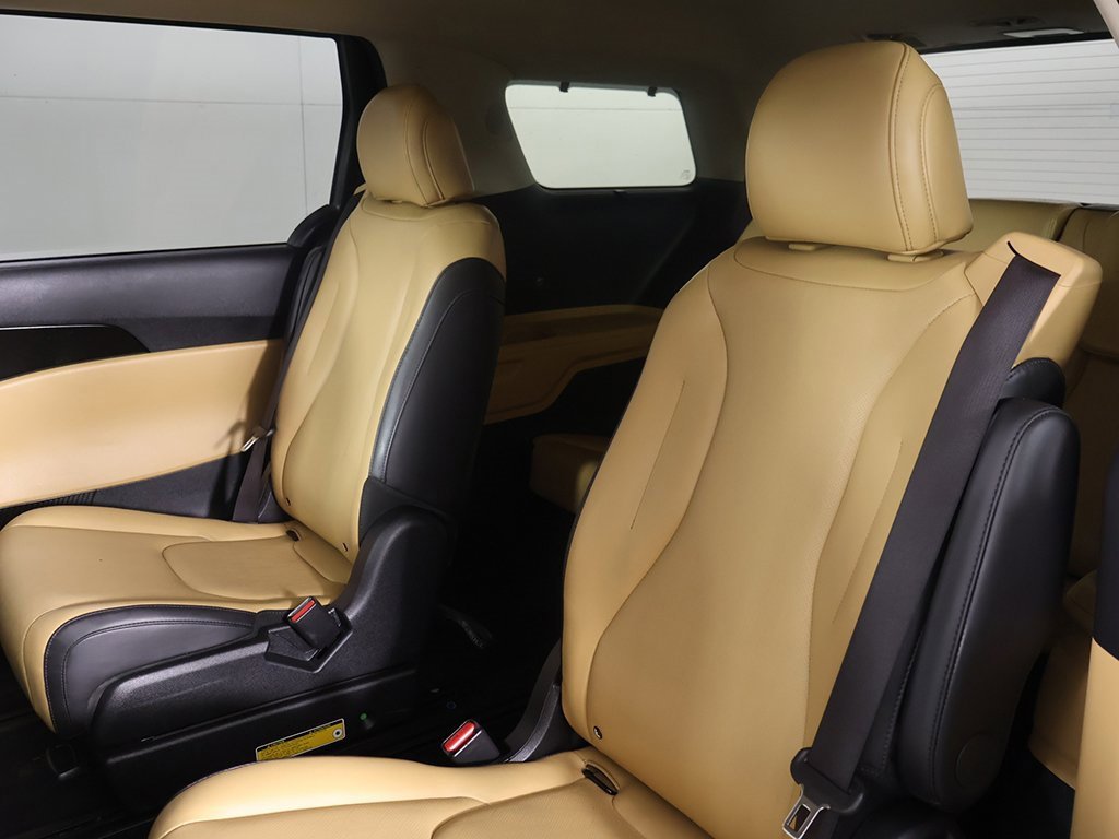 Used 2023 Kia Carnival EX image 31