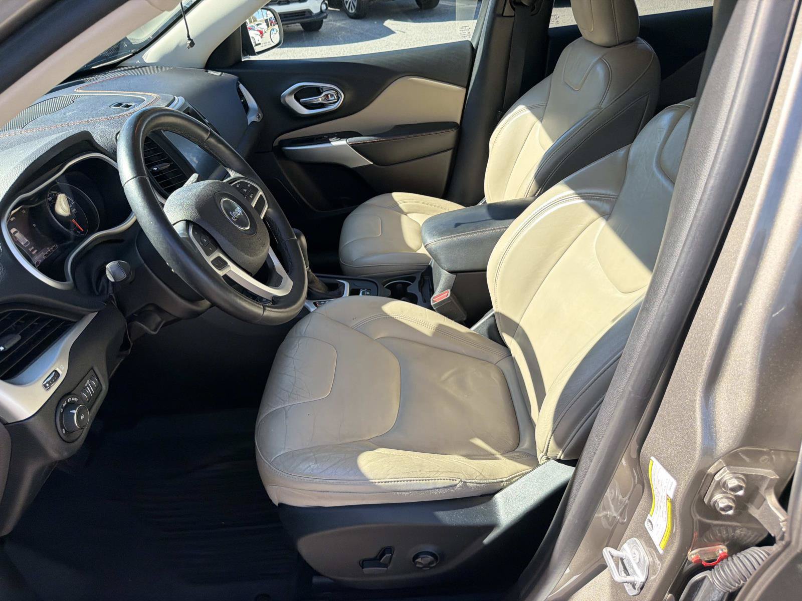 Used 2017 Jeep Cherokee Limited AWD/4WD image 2