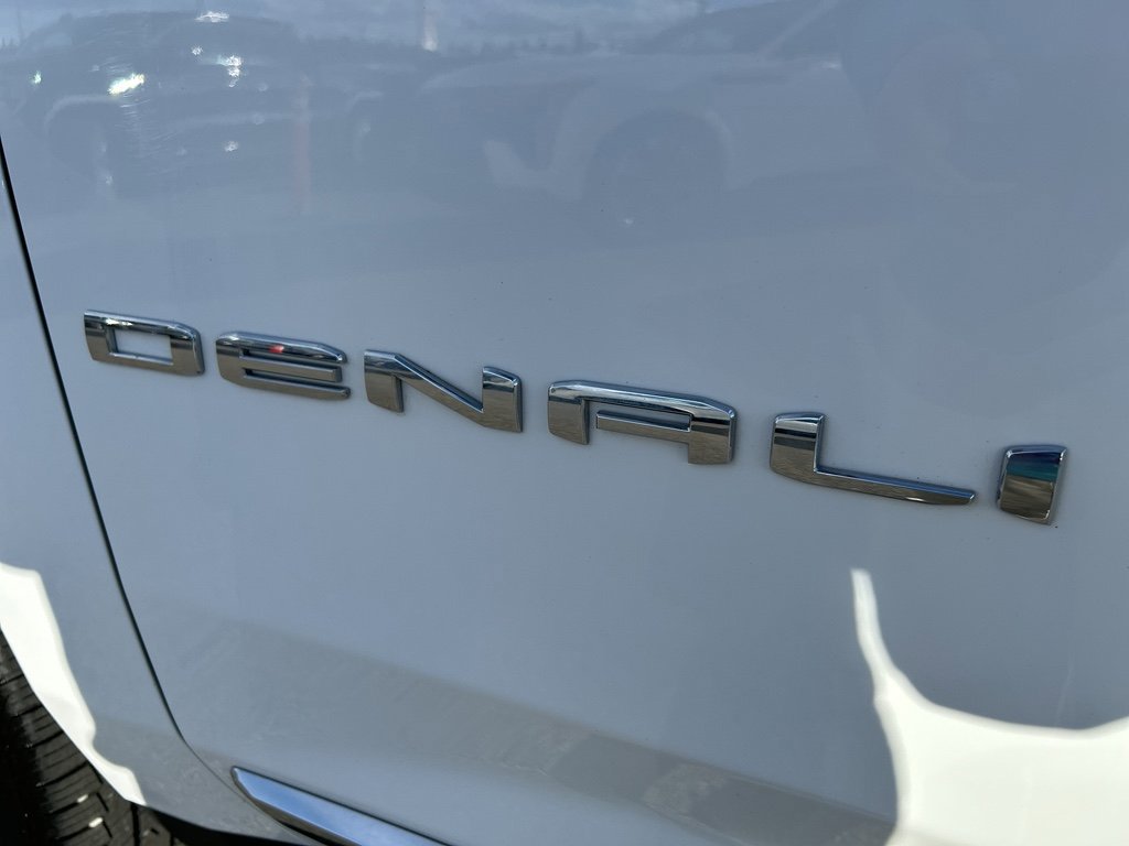 Used 2024 GMC Yukon XL Denali AWD/4WD image 9
